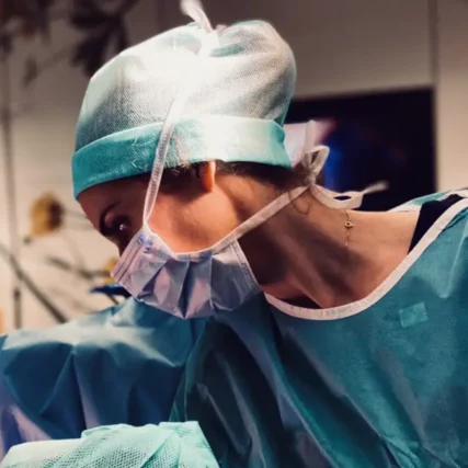 Chirurgien esthétique en intervention à Vannes en Morbihan.